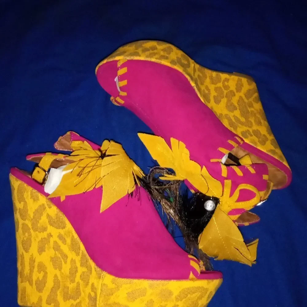 PAMPI Two Tone Peacock Leaf Peep Toe ( BRAND NEW !!! )